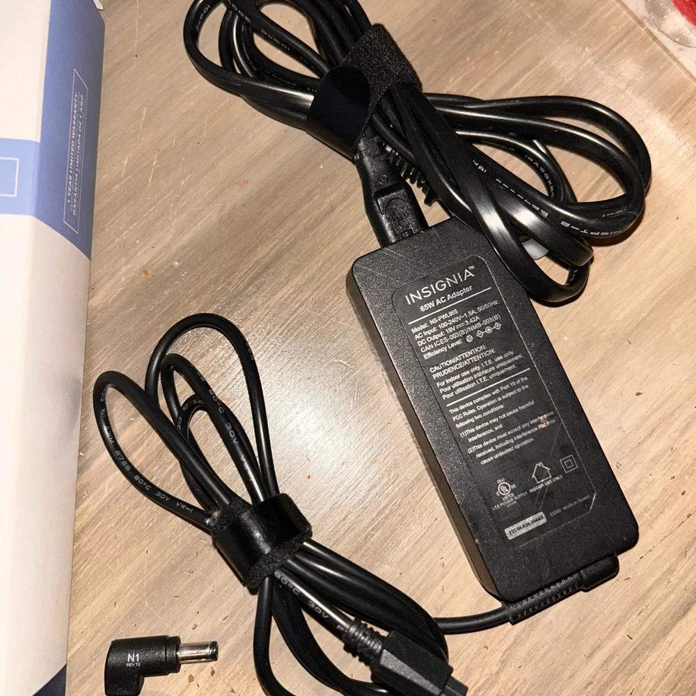Insignia Universal Laptop Charger
